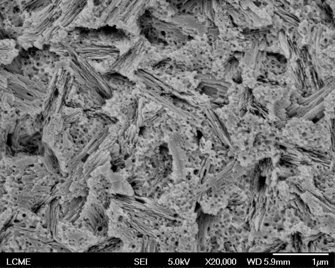 Fig. 6 - Vidro cerâmico reforçado com cristais de dissilicato de lítio  (IPS e.max CAD, Ivoclar Vivadent) tratado com HF 10% por 20 seg.  (CondacPorcelana, FGM). Magnificação 20,000X