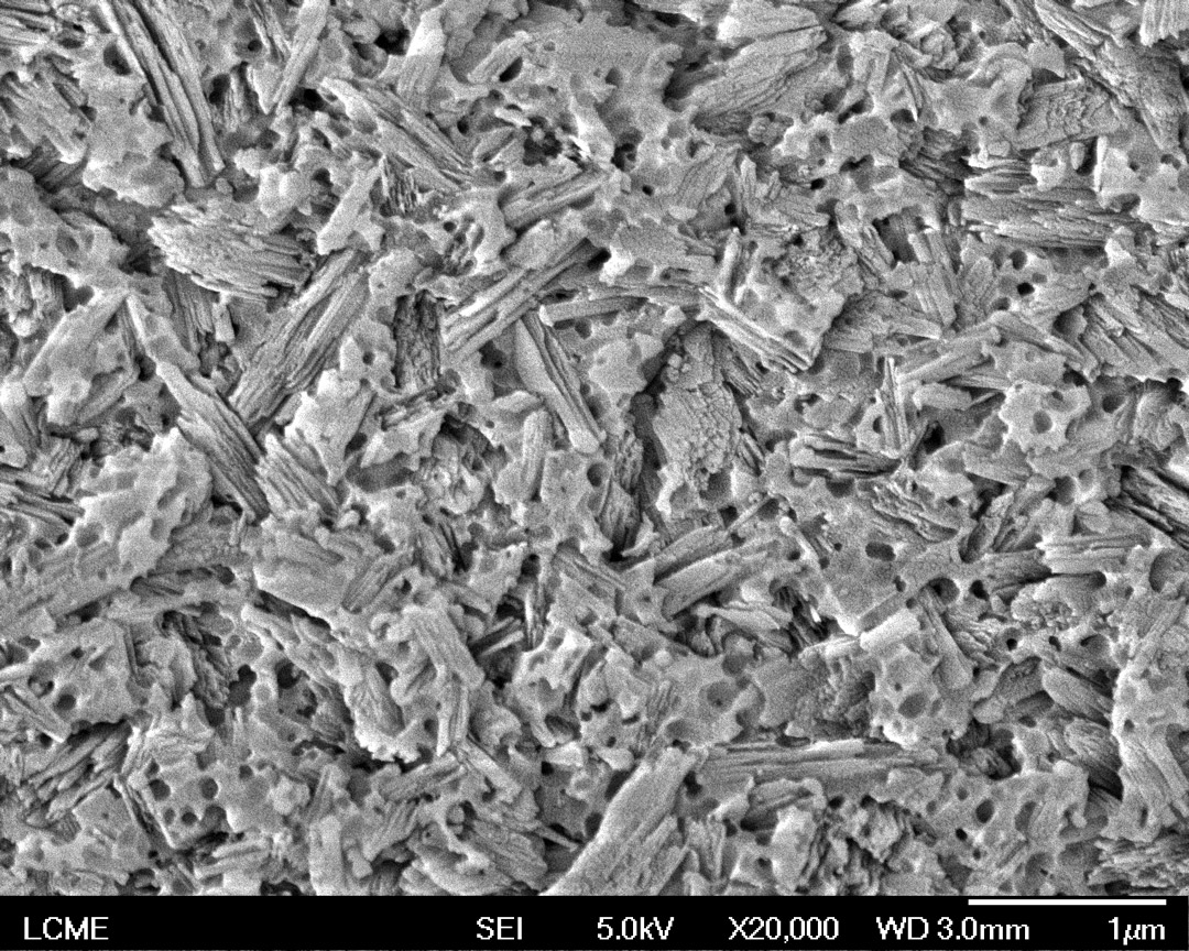 Fig. 4 - Vidro cerâmico reforçado com cristais de dissilicato de lítio micronizado (GC Initial LiSi CAD, GC Co.) tratado com HF 10% por 20 seg. (CondacPorcelana, FGM). Magnificação 20,000X