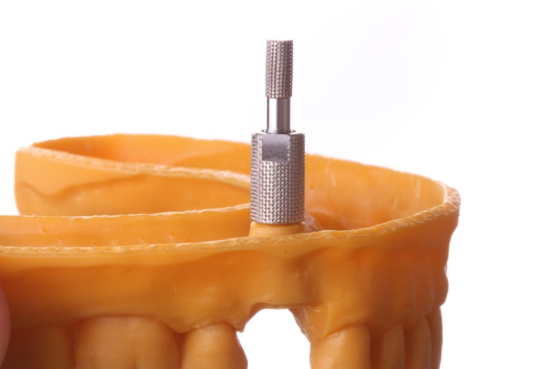 Fig. 14a - Adapte o Montador para análogos digitais no orifício inferior do modelo