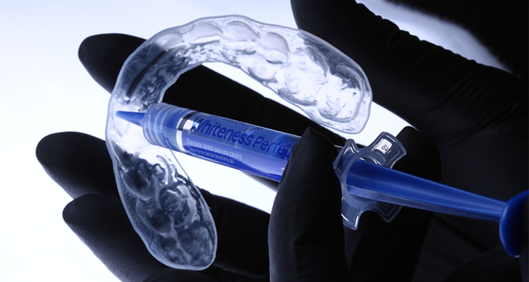 3 | Aplicação do gel Whiteness Perfect 10% de peróxido de carbamida na moldeira de clareamento.
