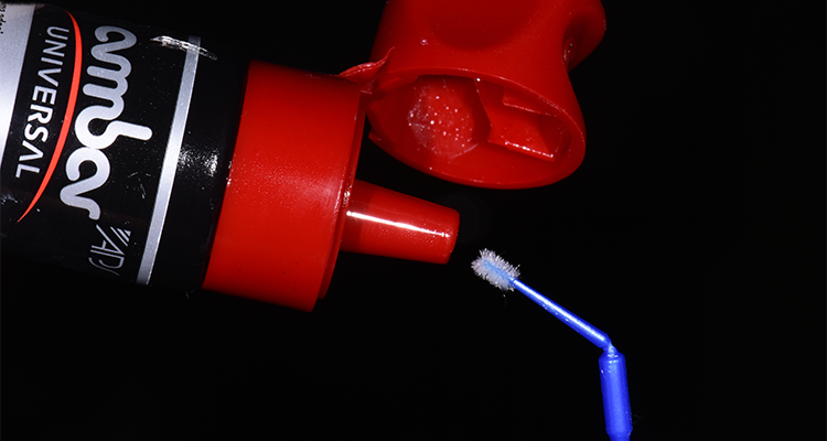 Caso 21 13 - Restauração estética com pino de fibra de vidro e resina composta 13 | Aplicação do adesivo Ambar Universal APS ao Cavibrush .