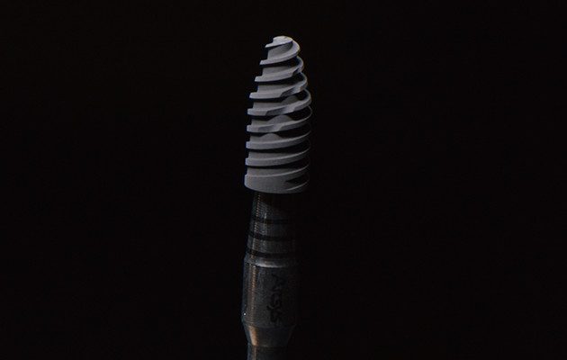 Caso 23 7 - Implante imediato e cicatrizador personalizado para manutenção do contorno tecidual em região molar 7 | Implante dentário pronto para inserção.