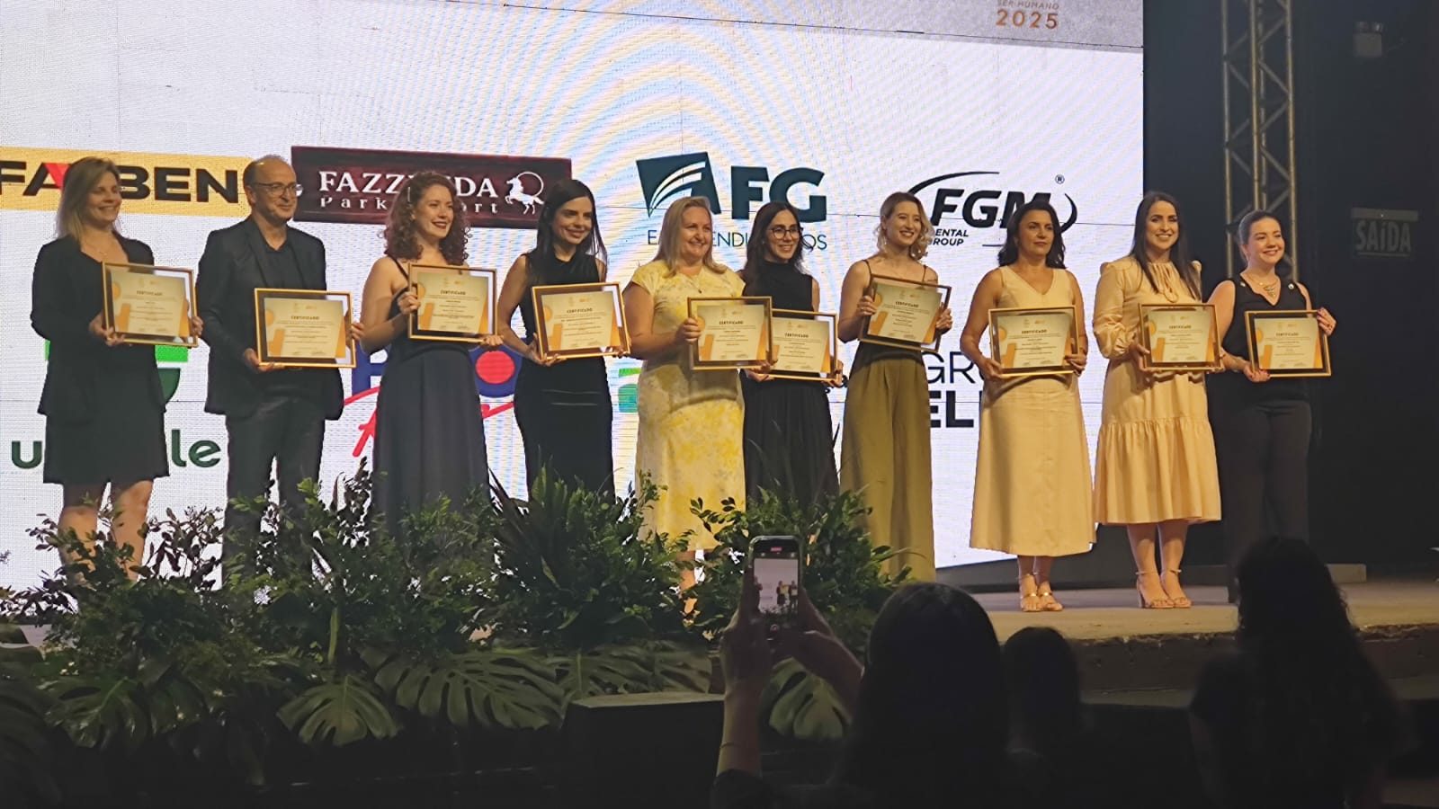 Foto Premiacao PSH 2025 3 - FGM Dental Group é reconhecida no Prêmio Ser Humano da ABRH/SC Foto Premiacao PSH 2025 3 - FGM Dental Group é reconhecida no Prêmio Ser Humano da ABRH/SC