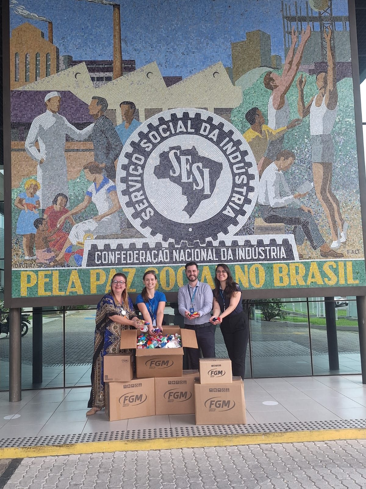 Foto entrega tampinhas 1 - FGM Dental Group reforça compromisso socioambiental com entrega de tampinhas plásticas ao projeto "Novos Caminhos" Foto entrega tampinhas 1 - FGM Dental Group reforça compromisso socioambiental com entrega de tampinhas plásticas ao projeto "Novos Caminhos"