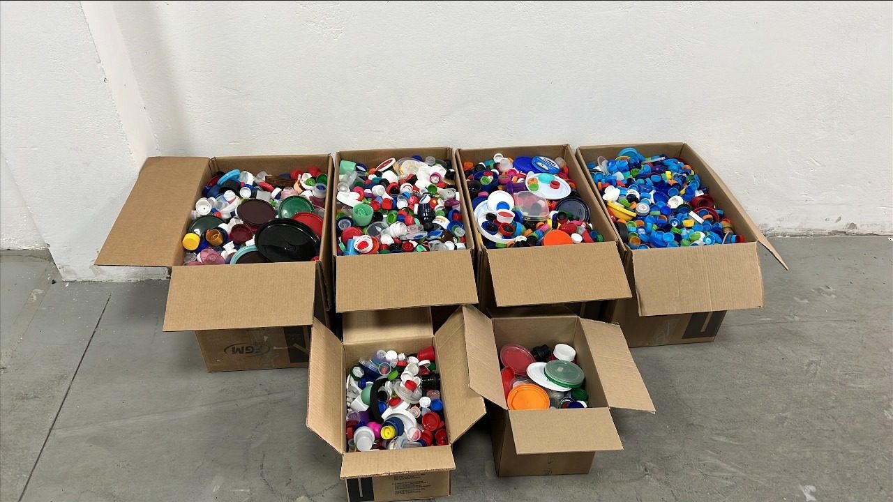 Foto entrega tampinhas 2 - FGM Dental Group reforça compromisso socioambiental com entrega de tampinhas plásticas ao projeto "Novos Caminhos" Foto entrega tampinhas 2 - FGM Dental Group reforça compromisso socioambiental com entrega de tampinhas plásticas ao projeto "Novos Caminhos"