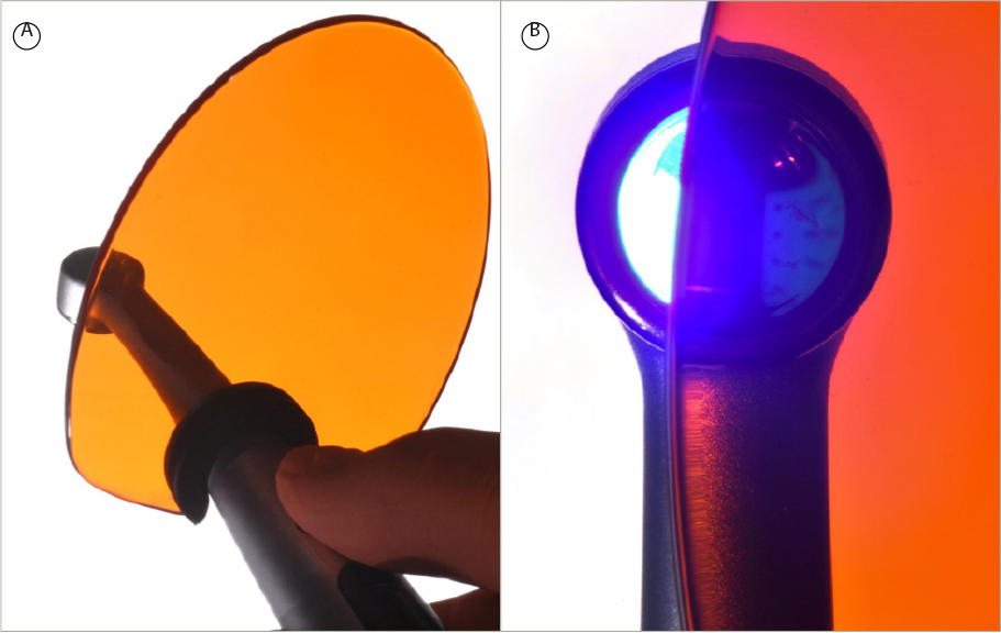 Figura 5 A. Filtro de cor laranja acoplado ao QUAZAR, FGM. B. Nota-se o bloqueio da passagem da luz pelo filtro.