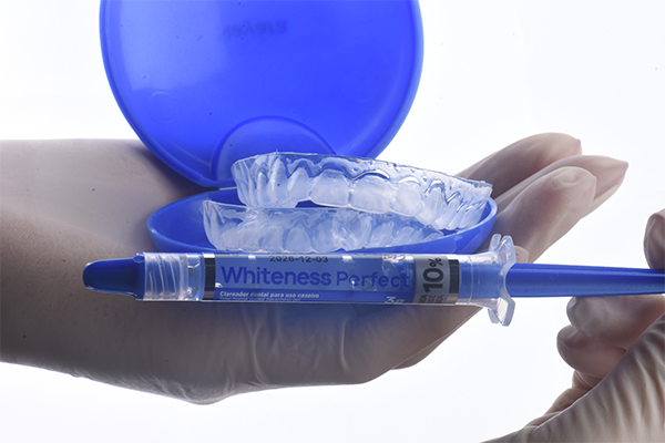 7 e 8 | Clareamento supervisionado com Whiteness Perfect 10%, utilizado durante duas semanas pela paciente.