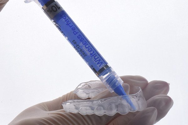 7 e 8 | Clareamento supervisionado com Whiteness Perfect 10%, utilizado durante duas semanas pela paciente.