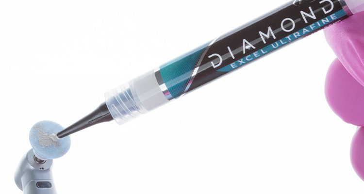 Caso 17 30 - Substituição de facetas em resina composta associada à otimização do substrato por meio de clareamento dental 30 | Aplicação da pasta de polimento Diamond Excel Ultrafine no disco de feltro Diamond Flex.